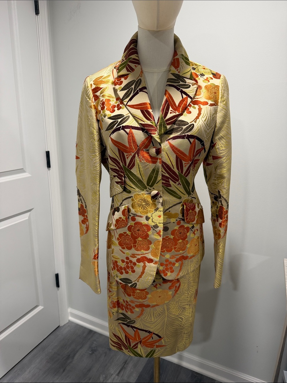 NOWT VTG Anne Klein New York 100% silk Barcode 2 piece floral jacquard suit.